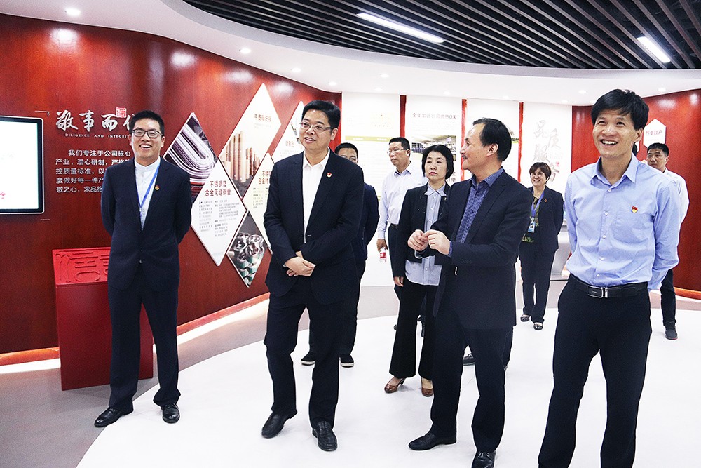 嘉興市紀委書記張建明（左二）參觀企業(yè)文化展廳.JPG